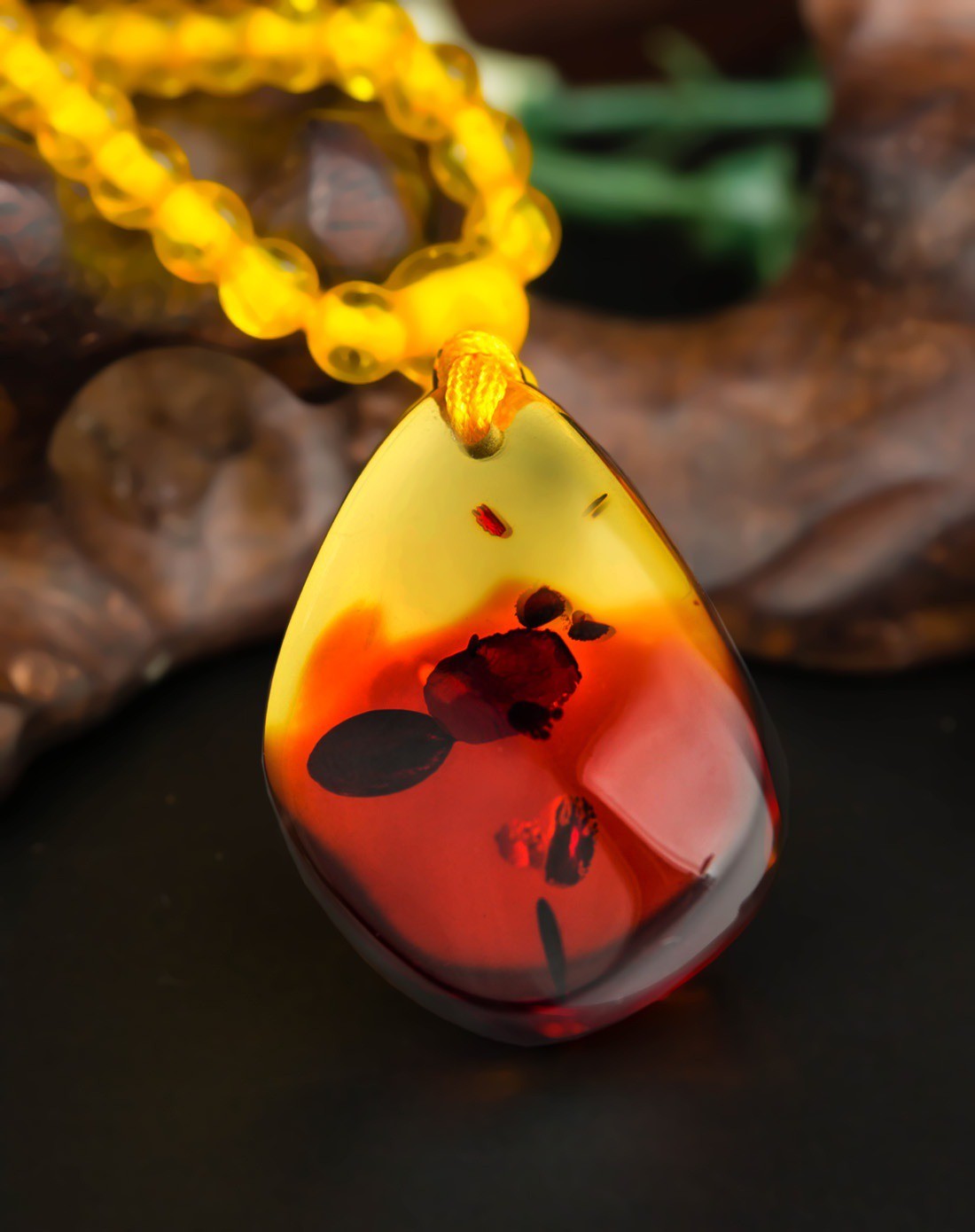 精品彩虹琥珀吊坠(附证书)