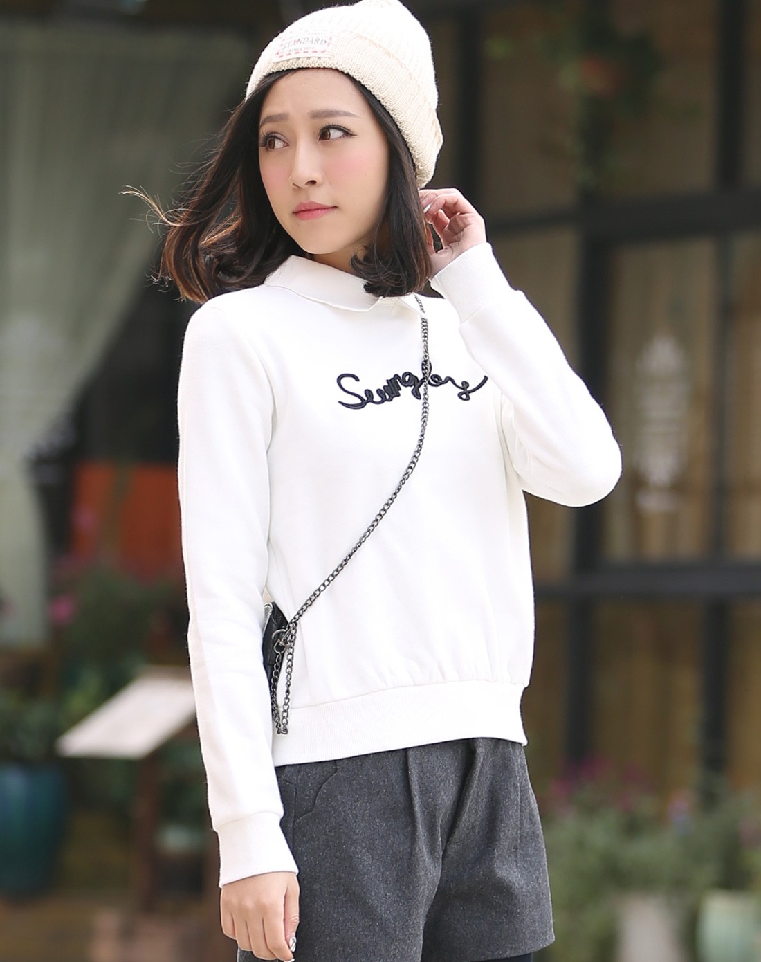 女士白色少女休闲流行款抓毛料合身套头卫衣