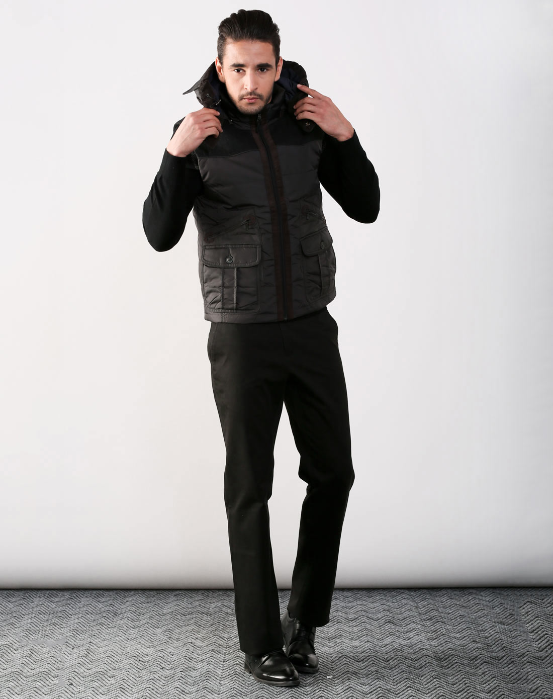 汤尼威尔tonywear男装专场 > 深色连帽时尚羽绒背心