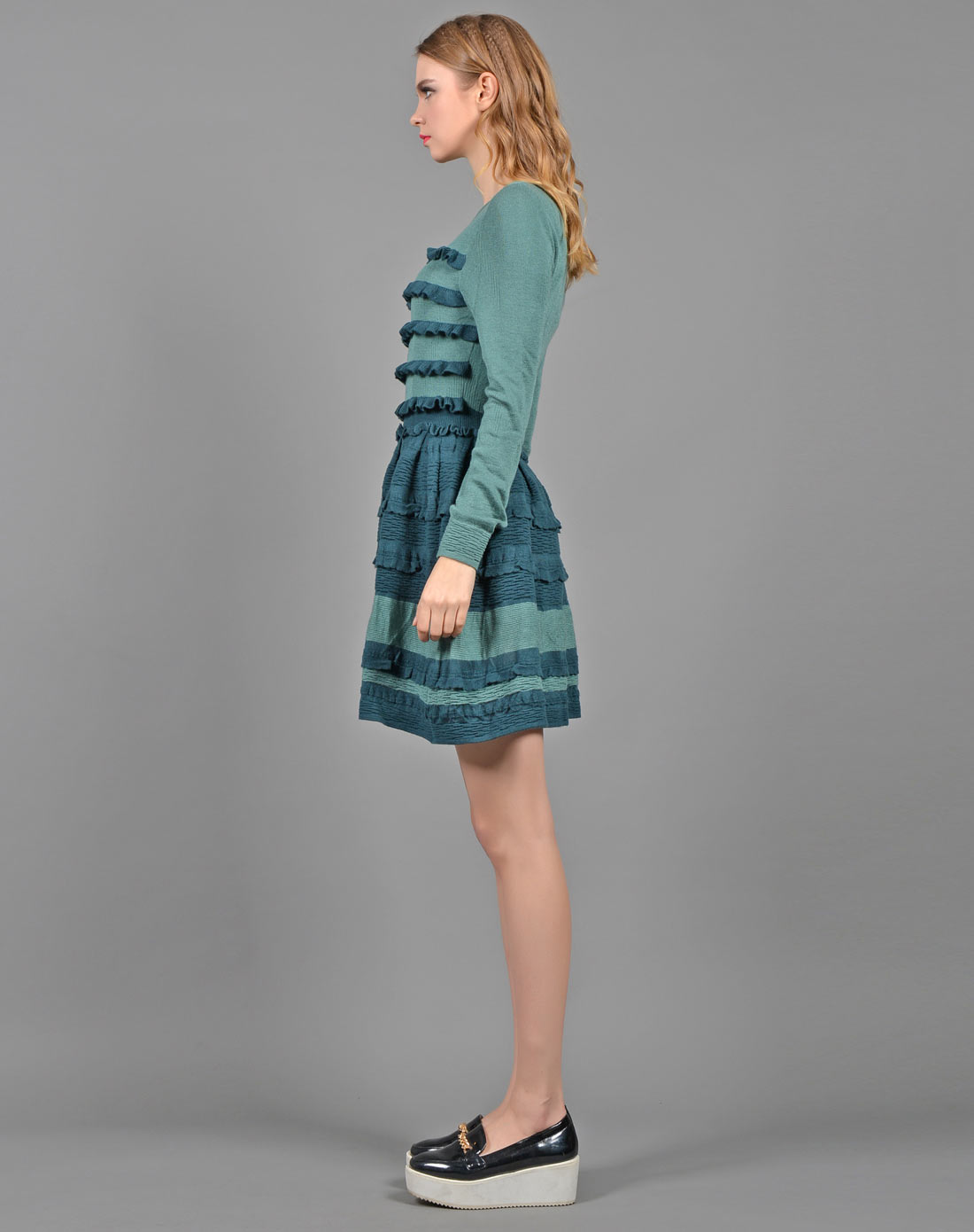 路维莎.真我levarza io女装专场 > 前片条纹拼接装饰收腰针织连衣裙