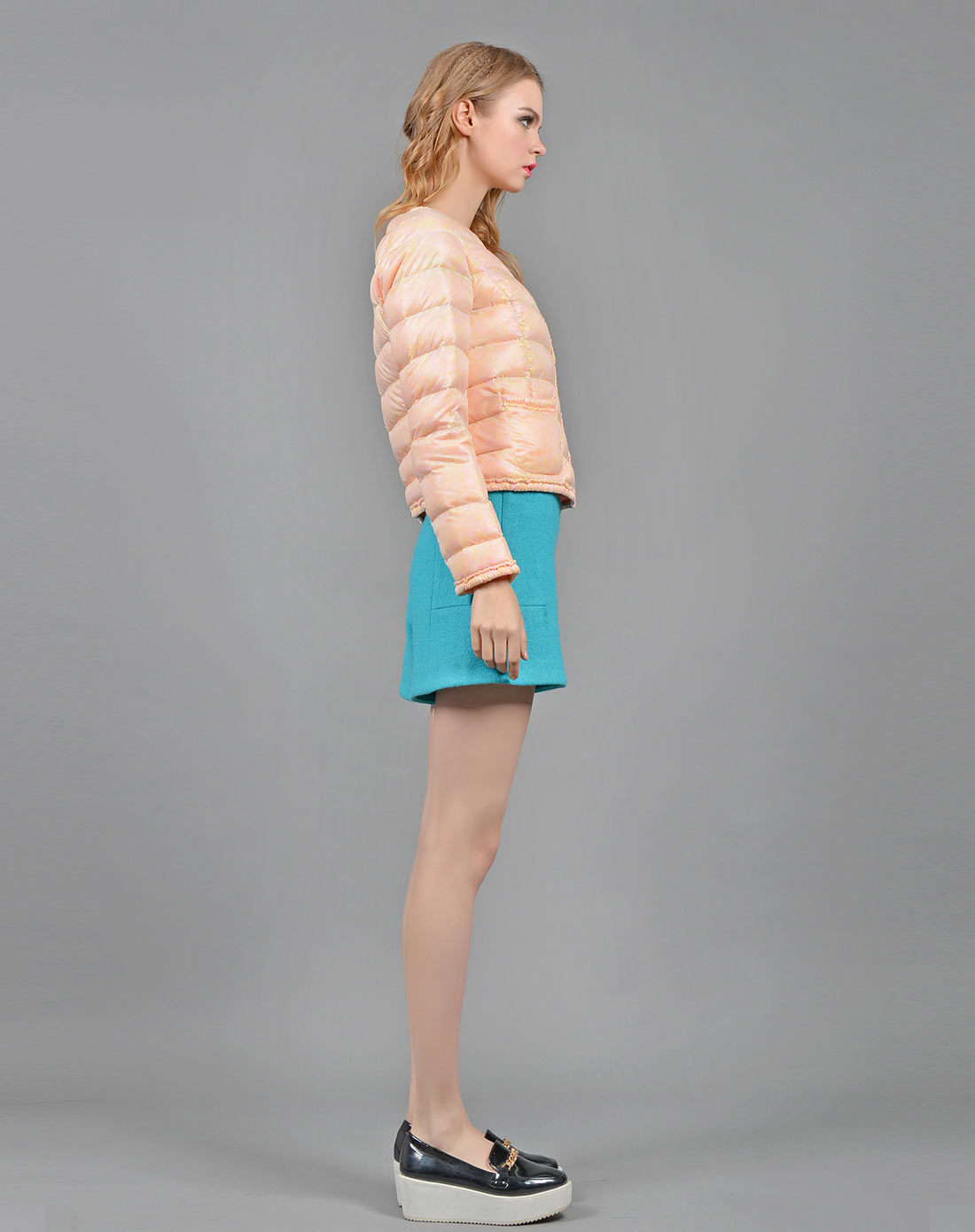 路维莎.真我levarza io女装专场 > 短款轻薄白鸭绒羽绒服