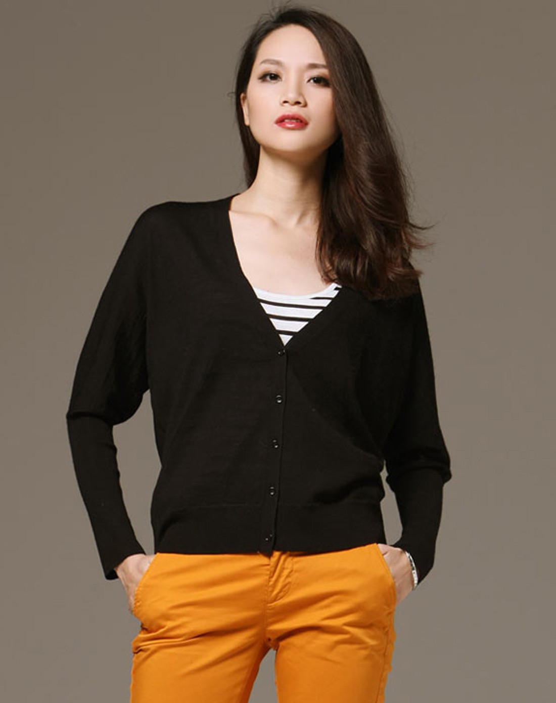 黑色百搭鸡心领开襟长袖毛衫