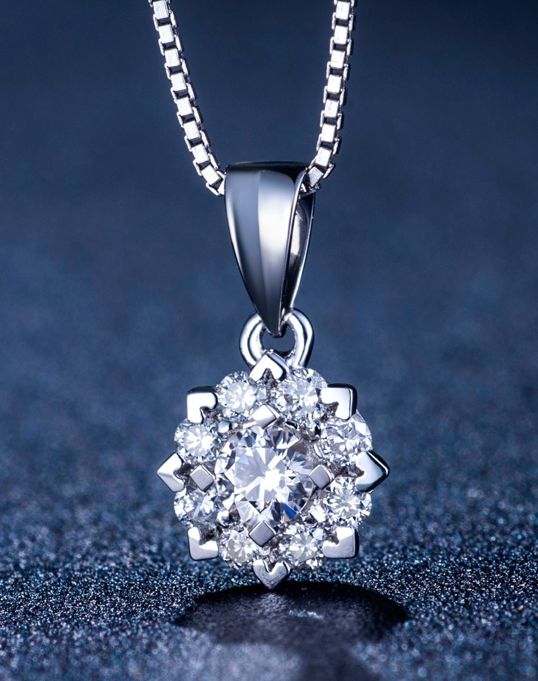 璀璨女人花白18k金2克拉效果钻石吊坠