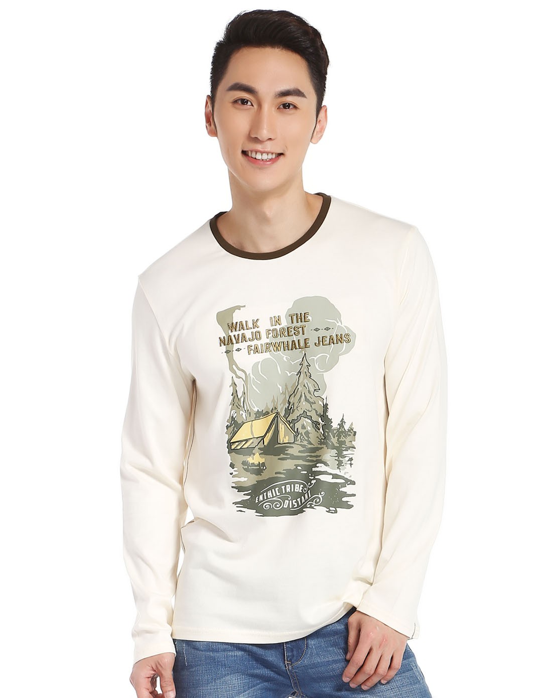 米白色时尚印图长袖t恤
