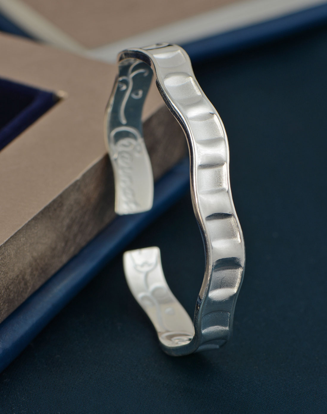 999千足银时尚浪花银手镯