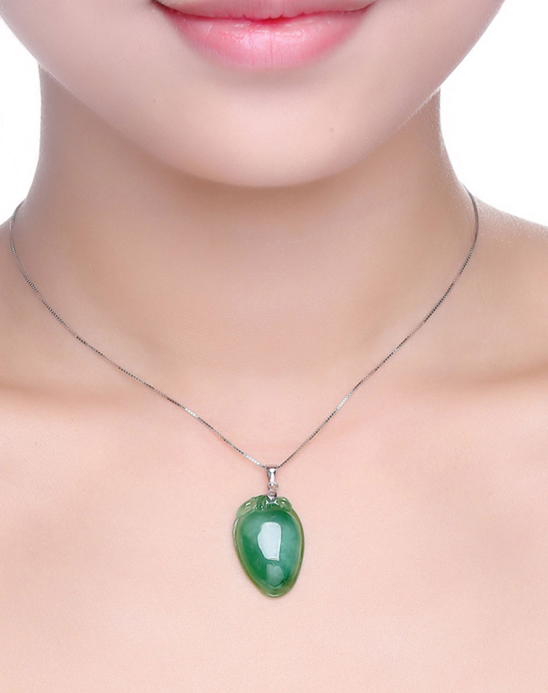 纯银镶扣超细腻冰种绿底饱满寿桃 添福添寿吊坠