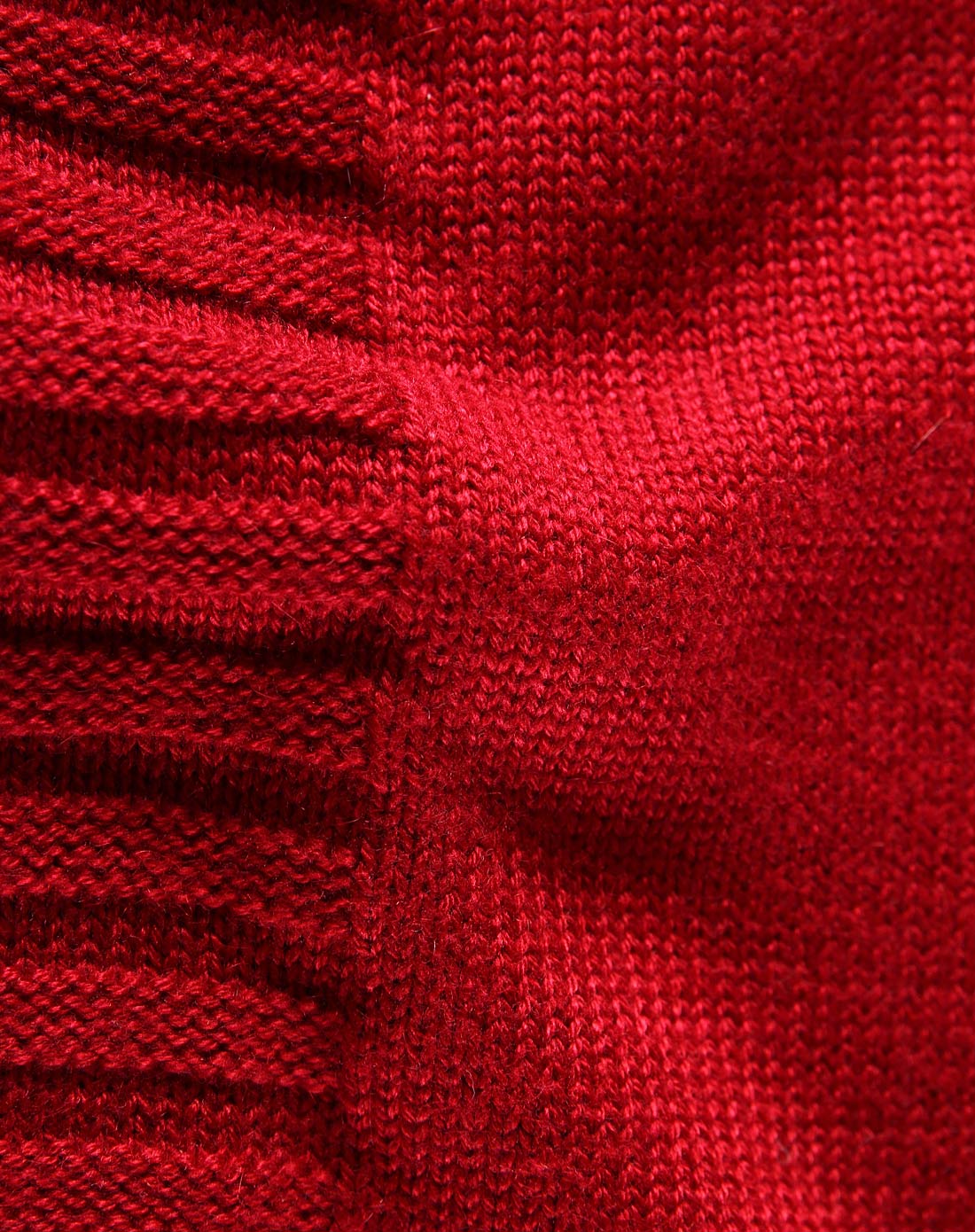 男童暗红色毛衣