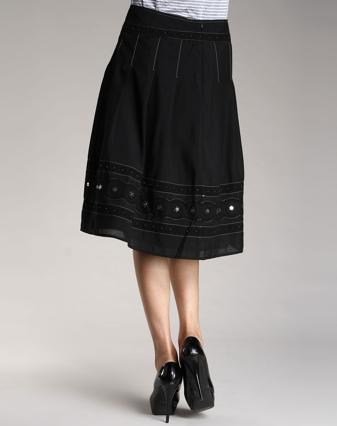 黑色绣花时尚中长筒裙