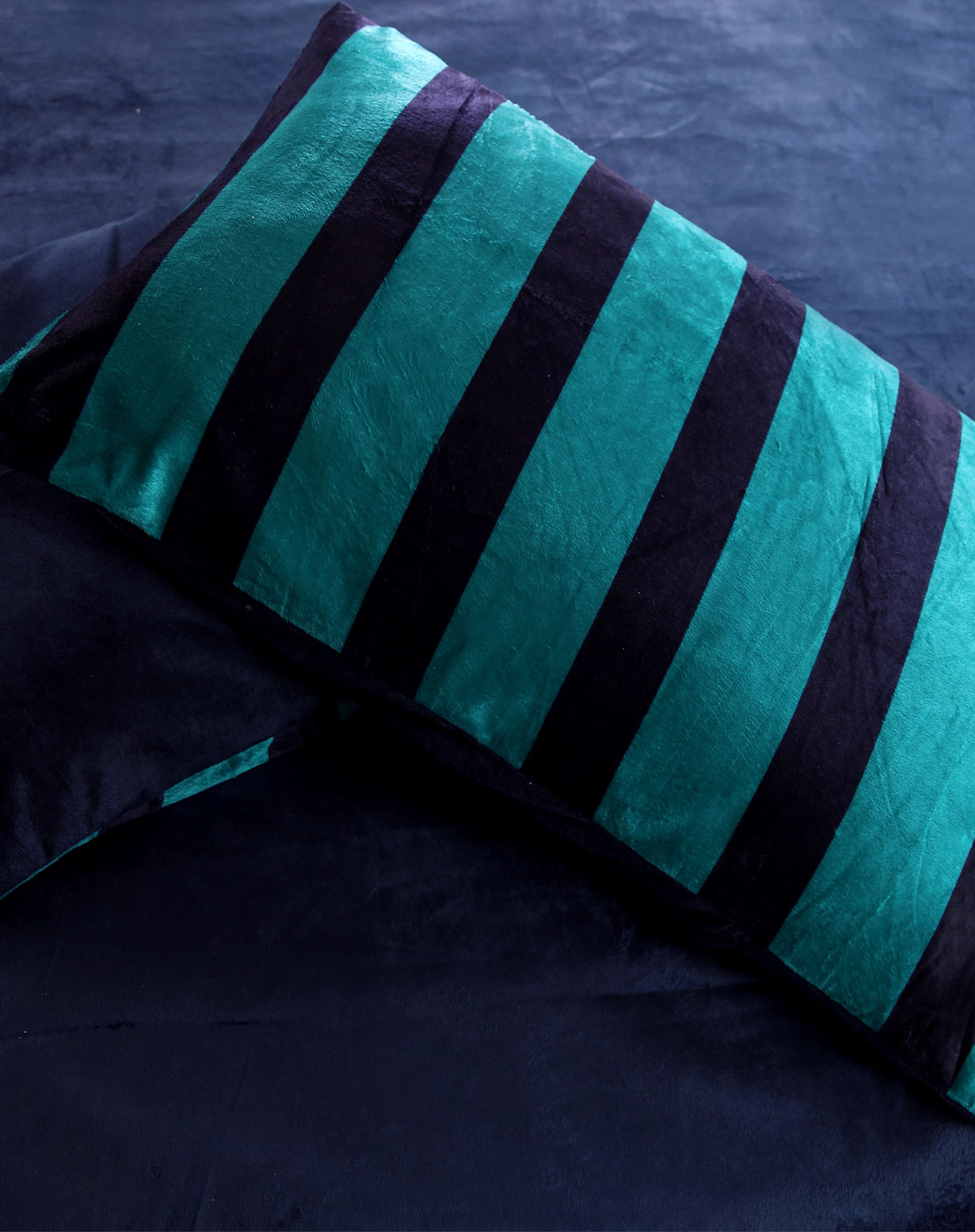 1.5米床时尚暖肤天鹅绒条纹素色双拼活性印花四件套-墨绿蓝