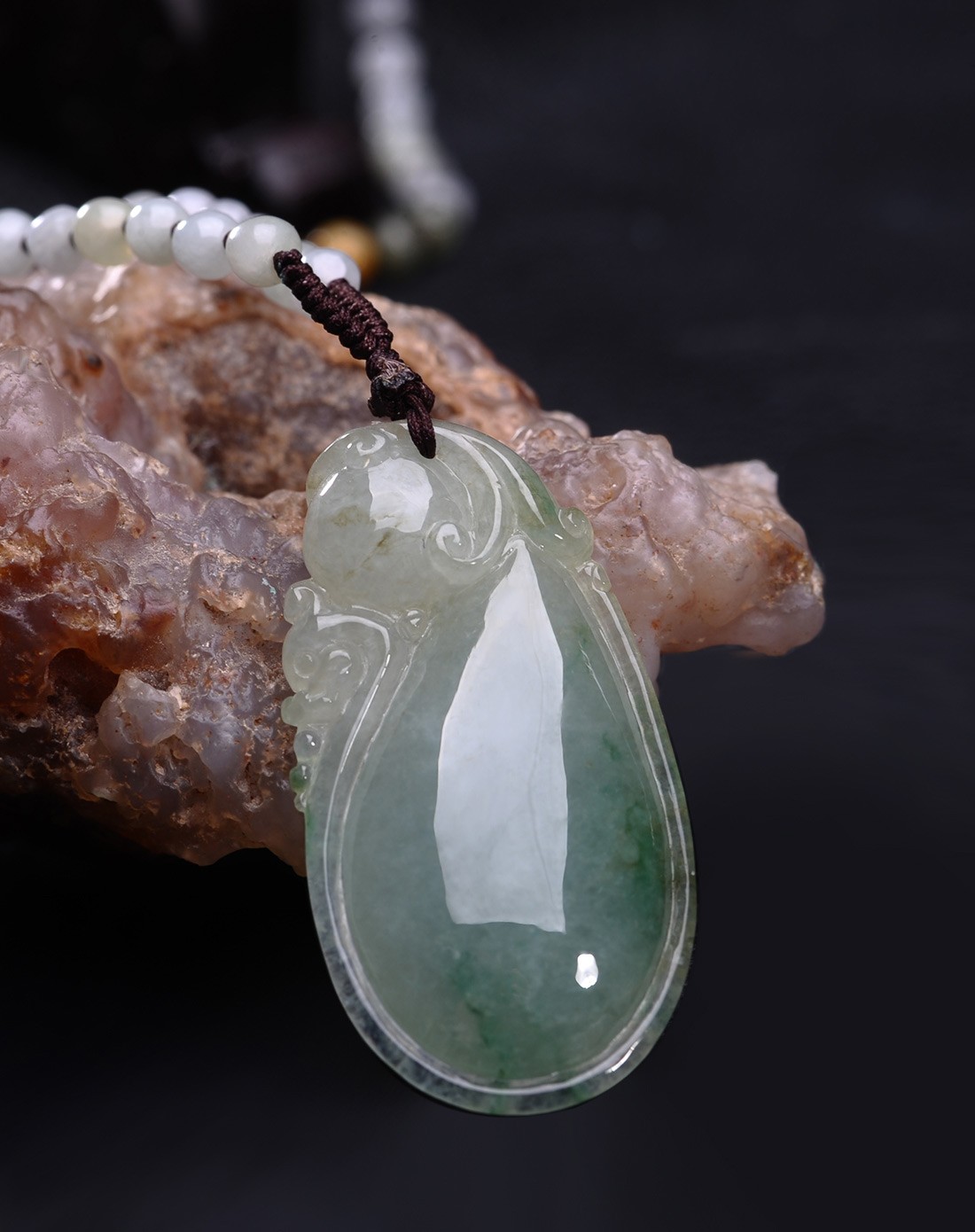 双面饱满水头足浅绿飘兰花件天然a货翡翠吊坠(附国家级鉴定证书)