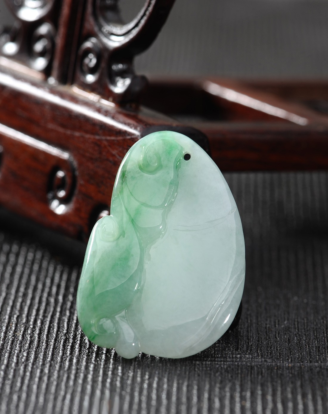 水头足细腻白底青阳绿辣色天然a货翡翠吊坠(附国家级鉴定证书)