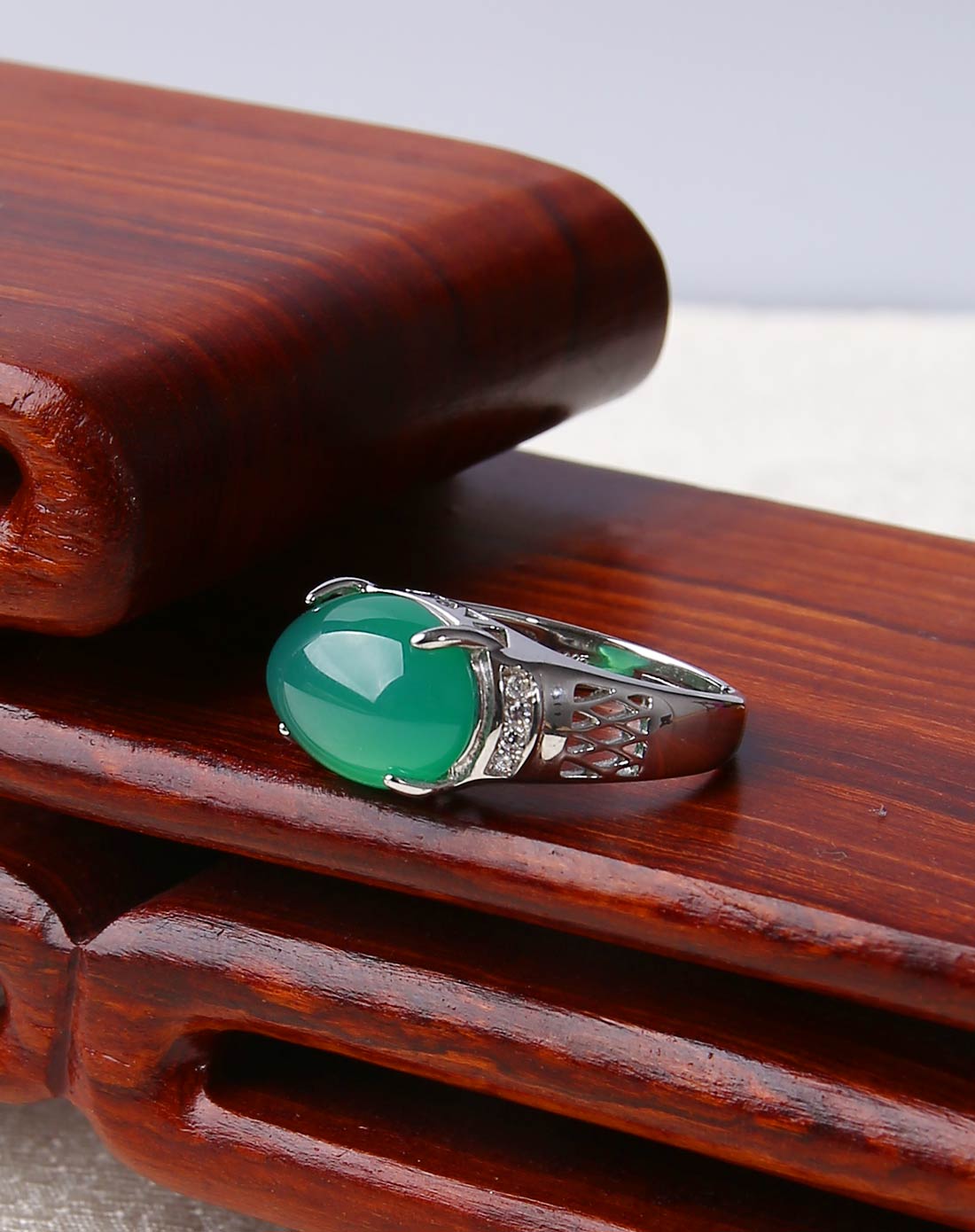 天然玉髓碧绿镶嵌旦面时尚戒指(国家权威认证)