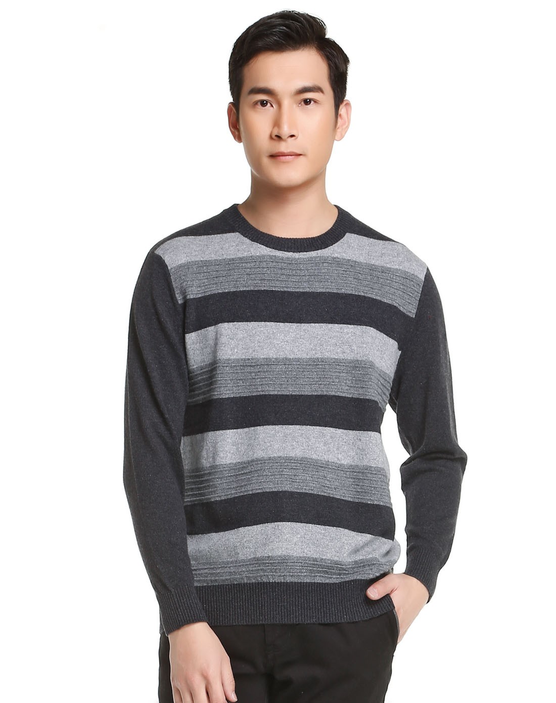 圆领灰色长袖男套头衫