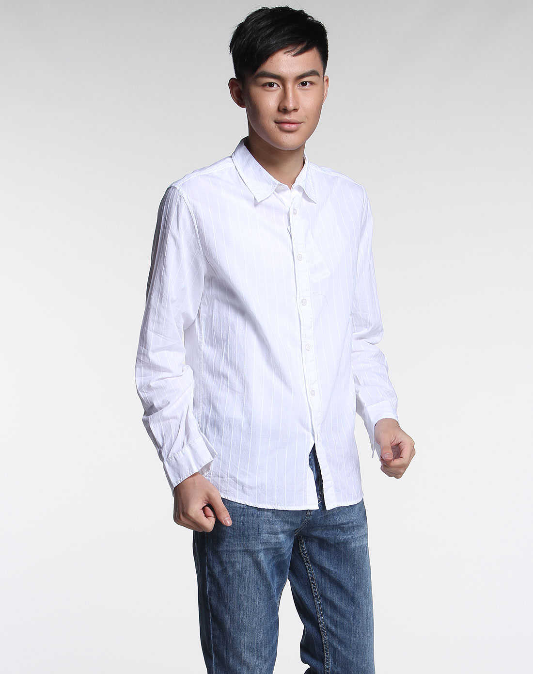 白色竖条纹长袖休闲衬衫
