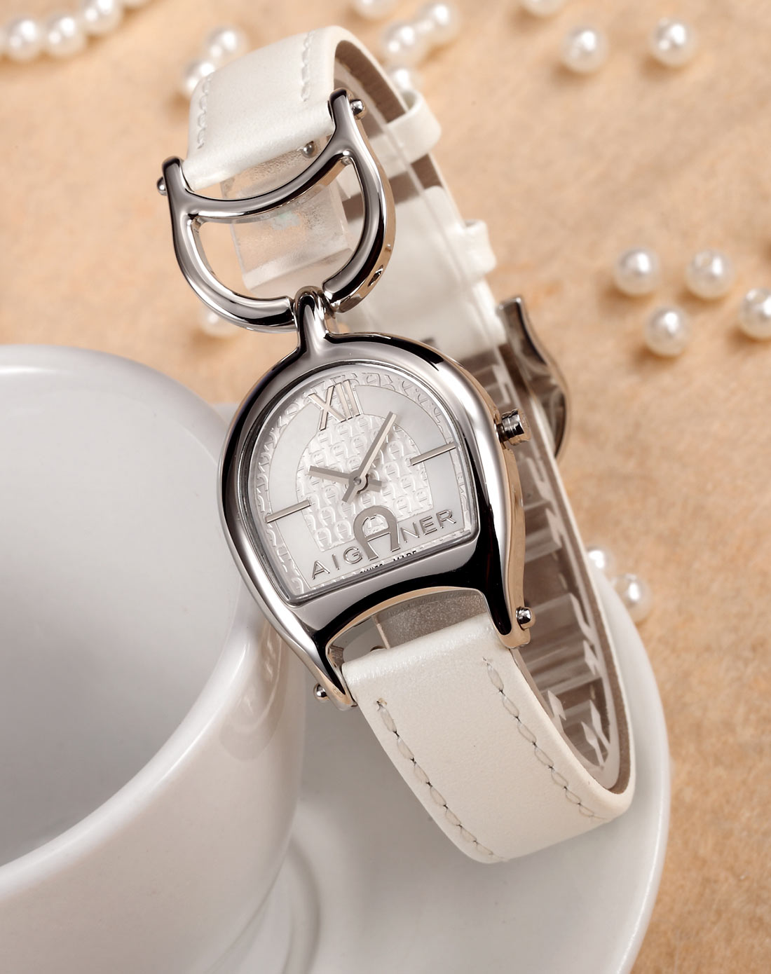 aigner 瑞士原装 时尚手链式牛皮石英女表 黑色表带