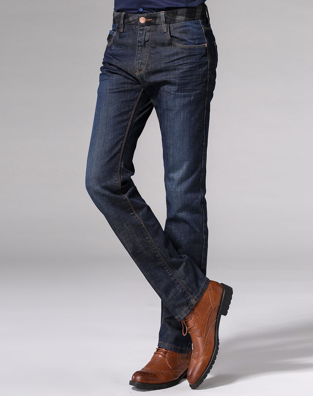 男款靛蓝色牛仔裤