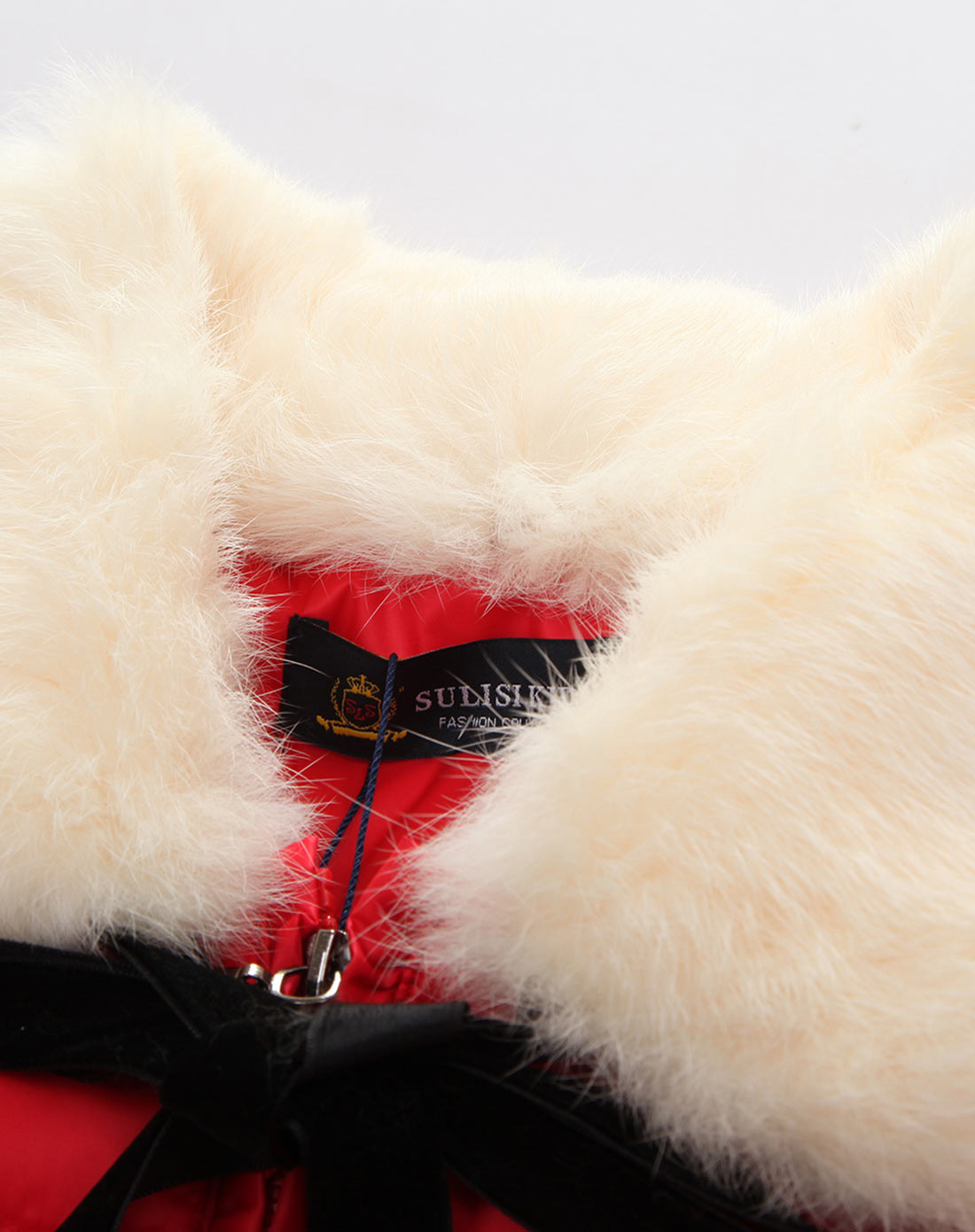 女童大红黑丝带波边兔毛领羽绒服