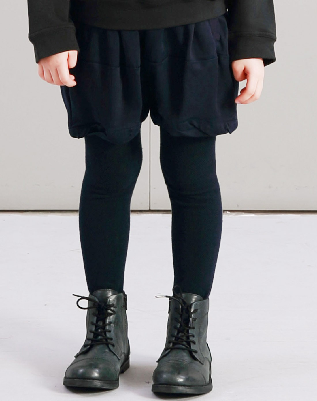 中性深藏蓝色束腿休闲短裤