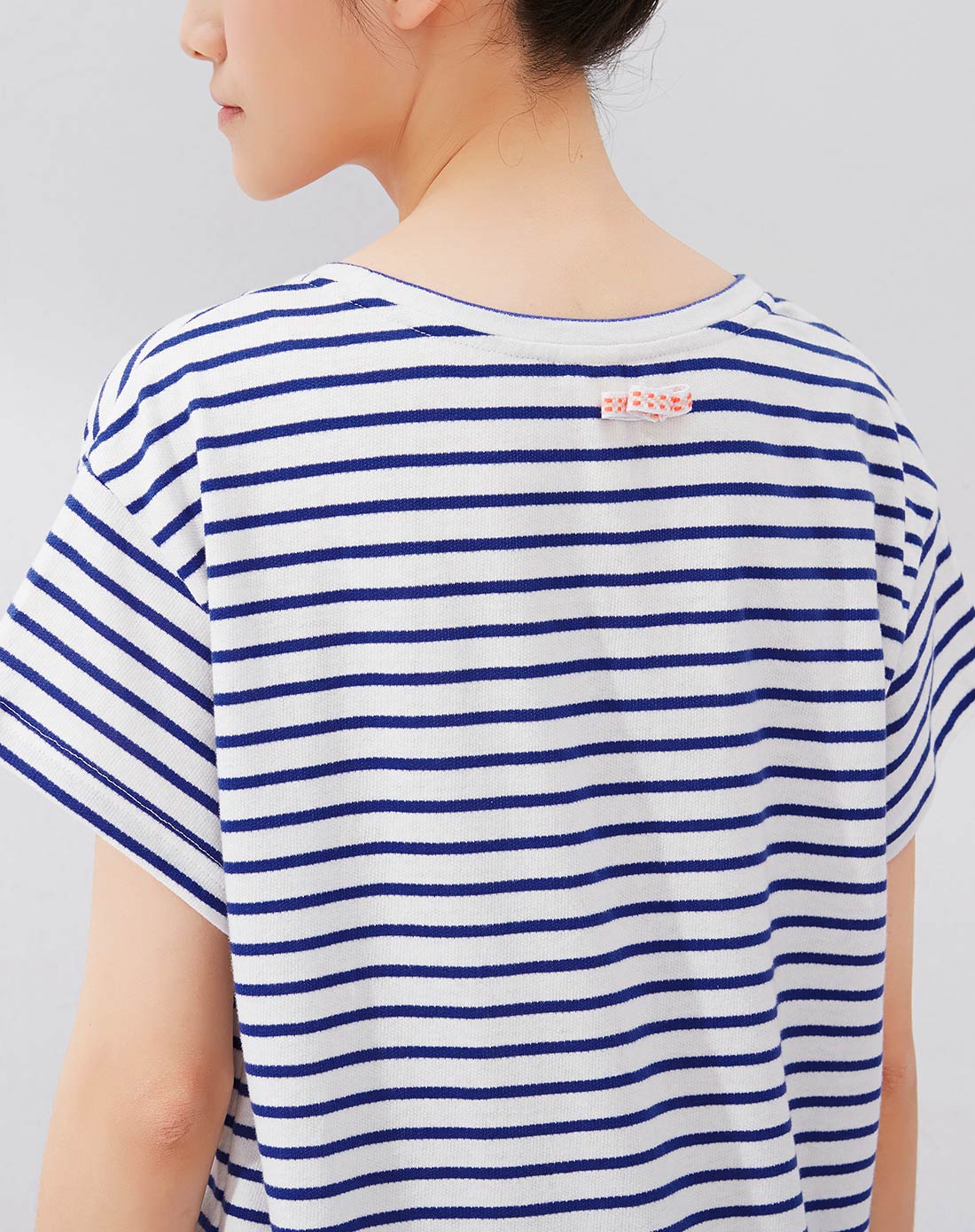 蓝白条刺绣下摆撞色条纹t恤