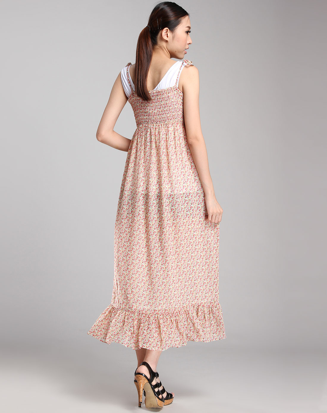 杏色碎花吊带连衣长裙