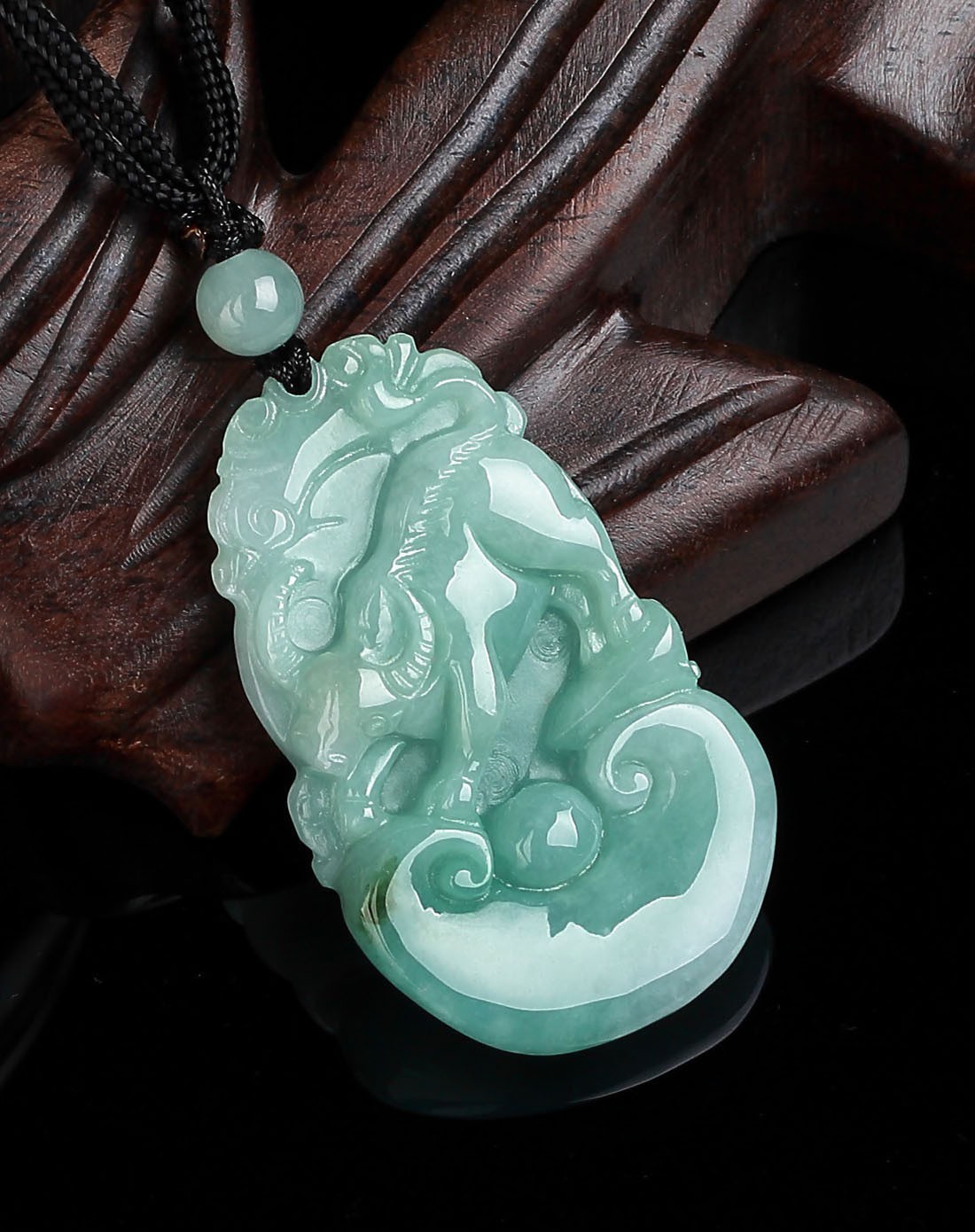 天然a货翡翠十二生肖-牛吊坠(附权威鉴定证书)