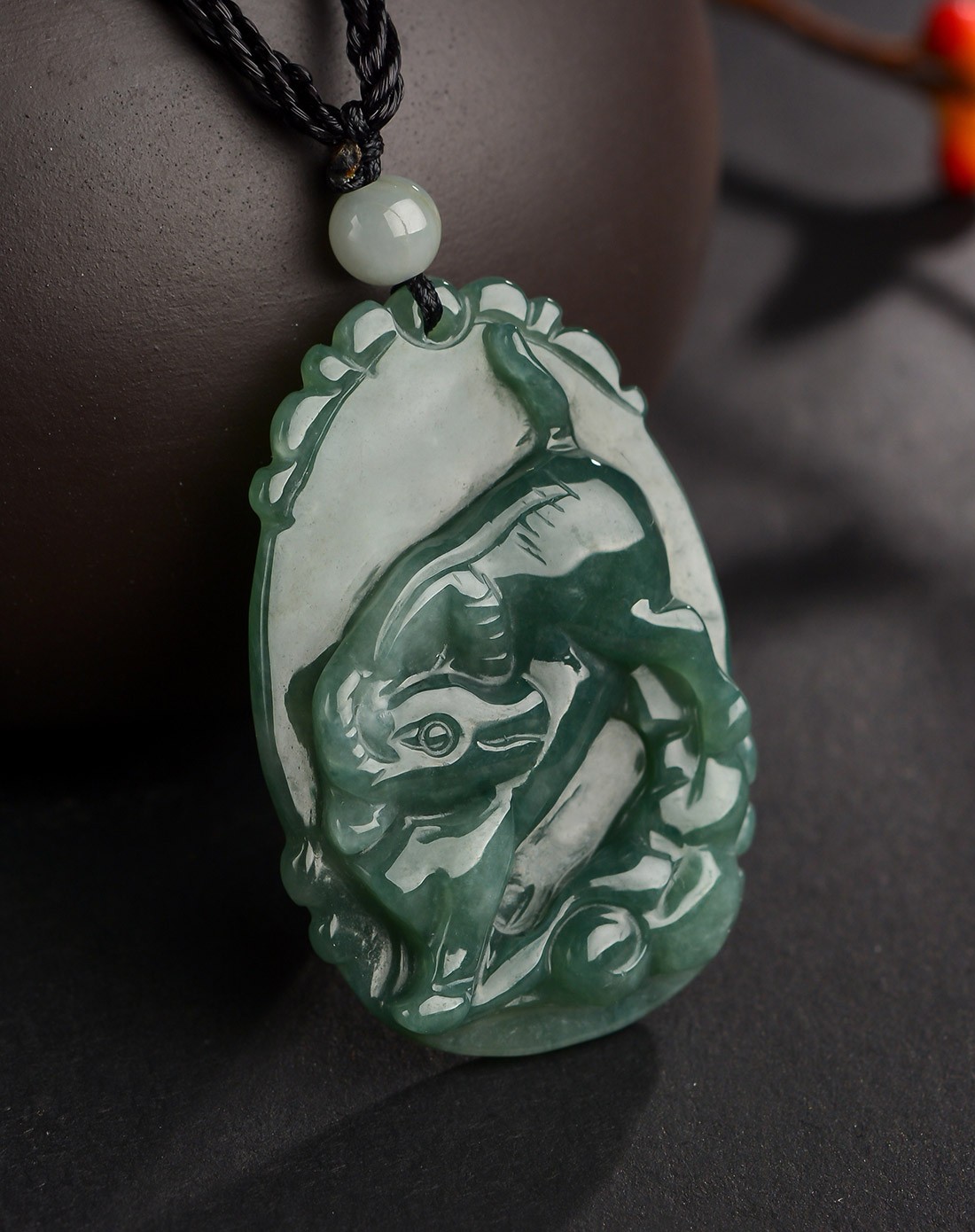 精雕生肖牛冰种带绿色天然翡翠吊坠