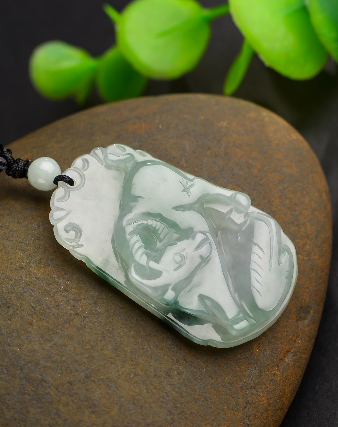 精雕生肖牛冰种带绿色天然翡翠吊坠