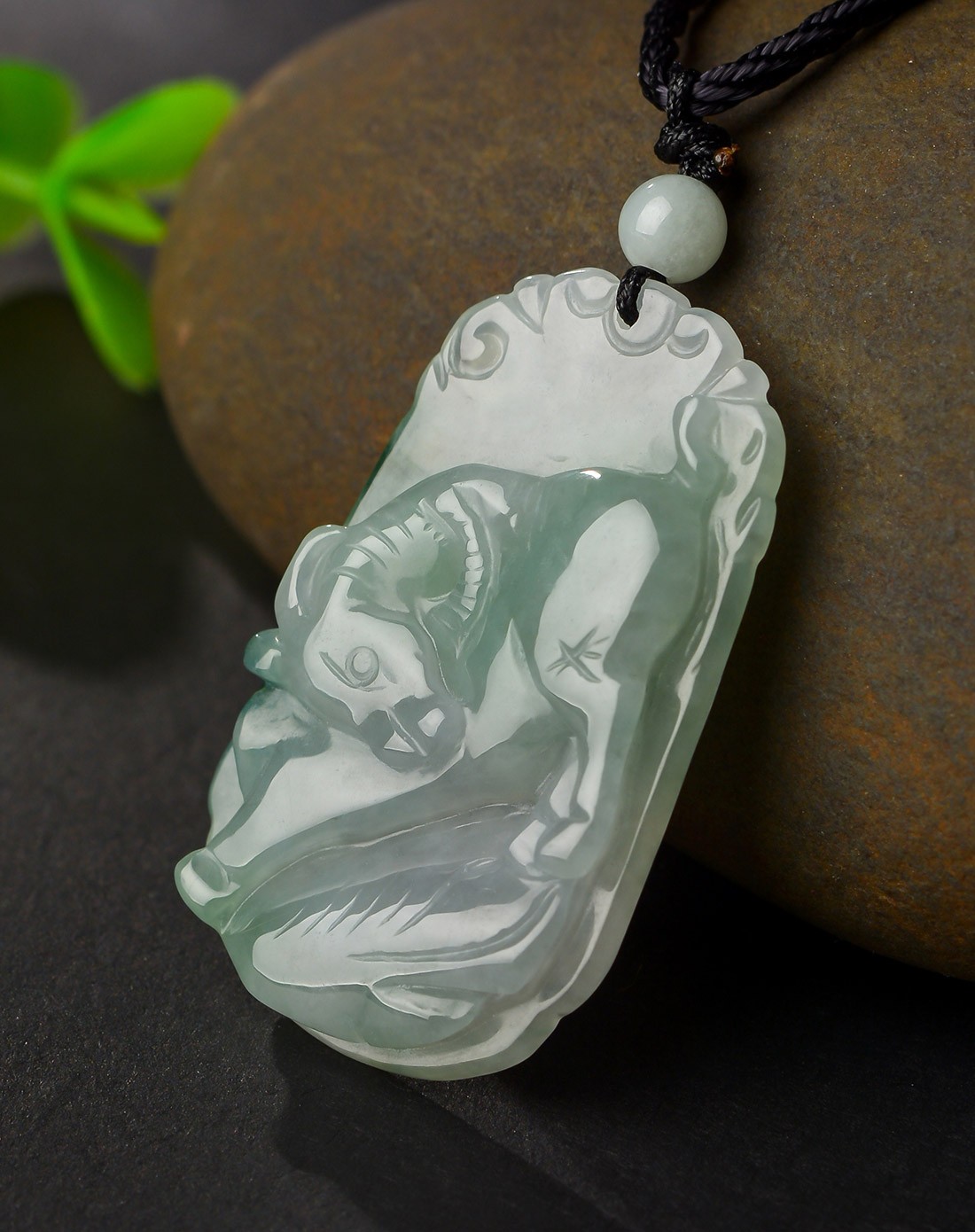 精雕生肖牛冰种带绿色天然翡翠吊坠