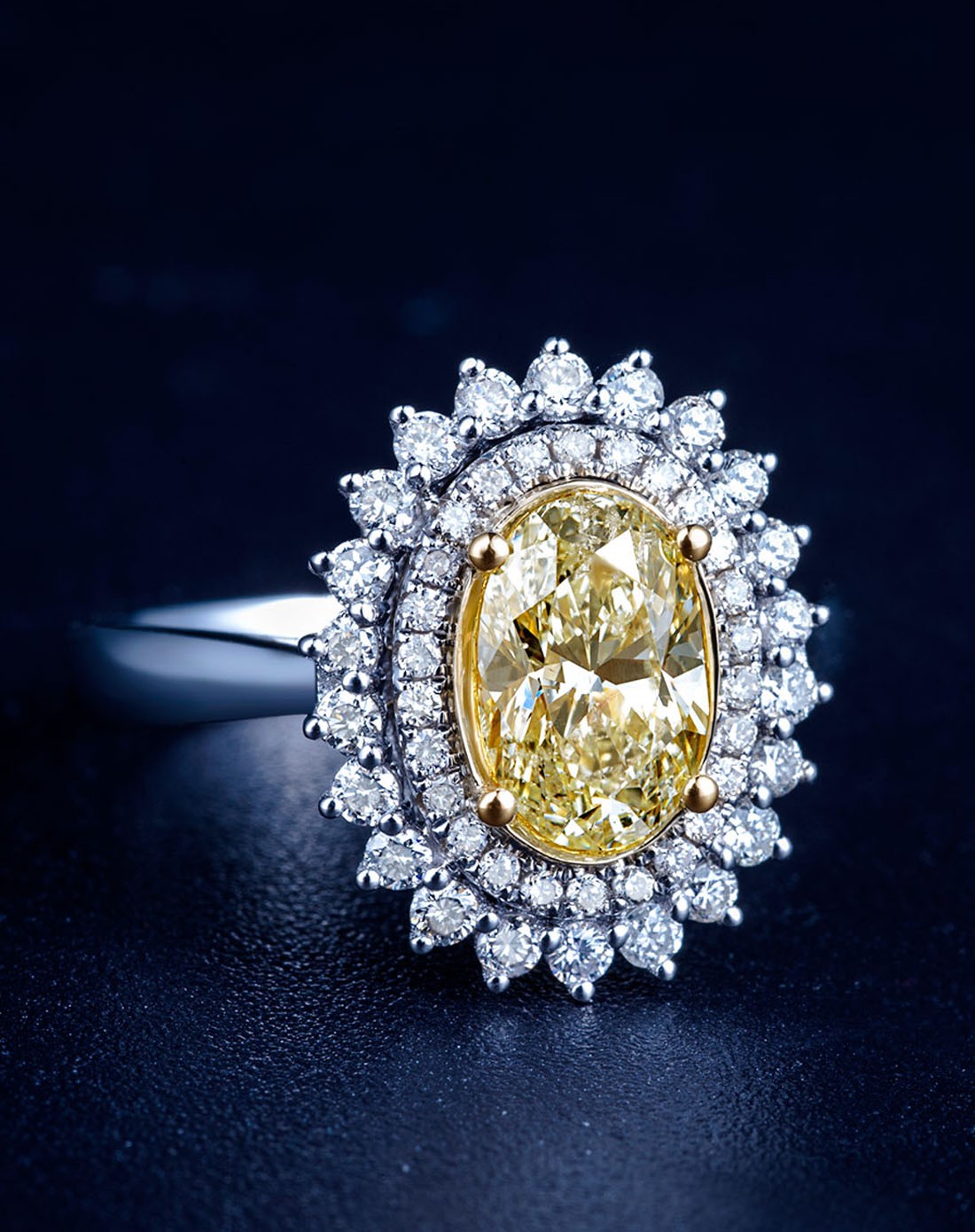 18k金群镶豪华1.51克拉椭圆形钻戒