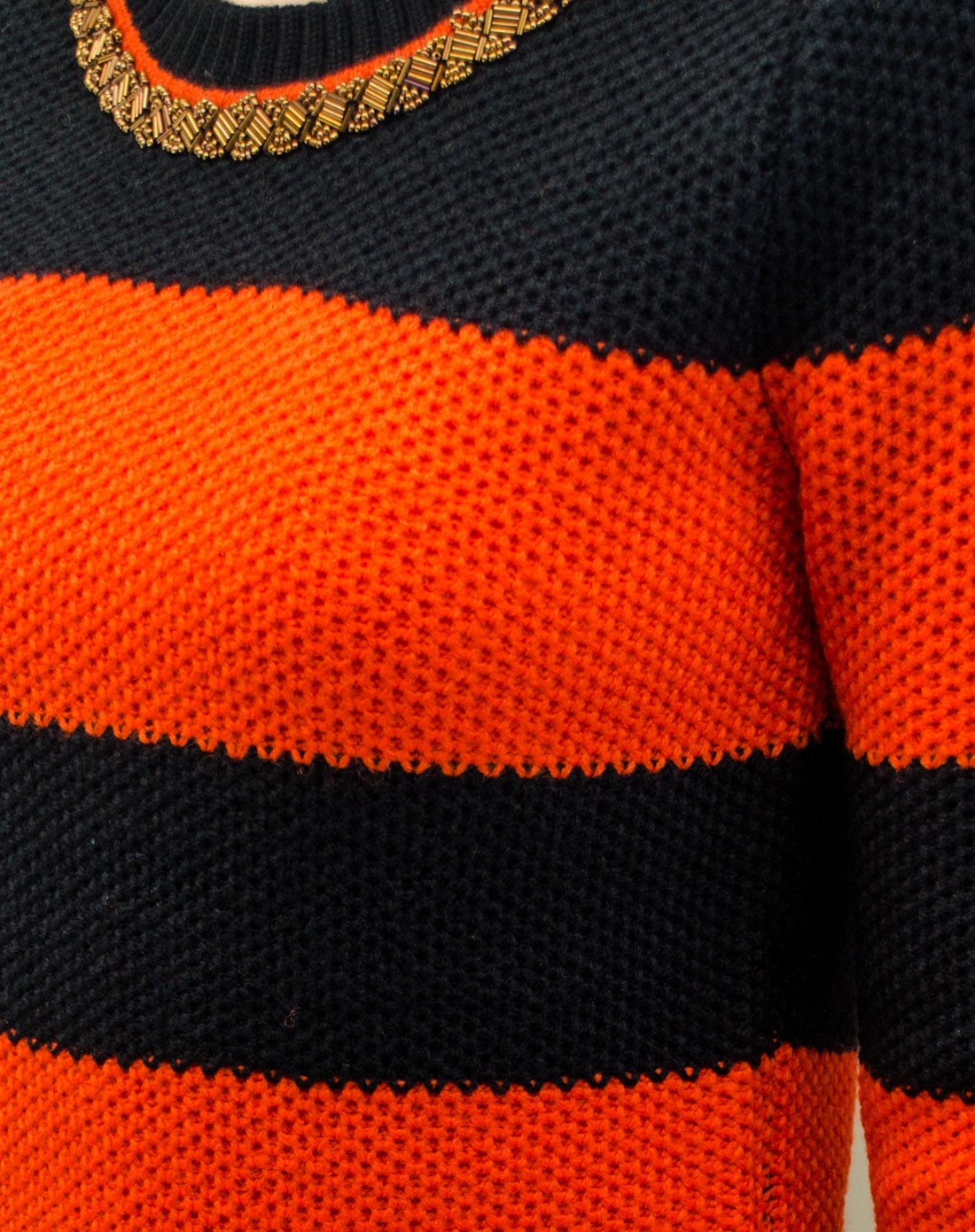 黑色橘色条纹立体蜂窝纹路圆领毛衣