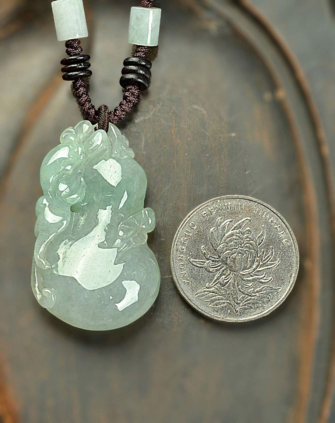 天然精雕通透饱满浅绿福禄寿翡翠挂件(国家权威鉴定)