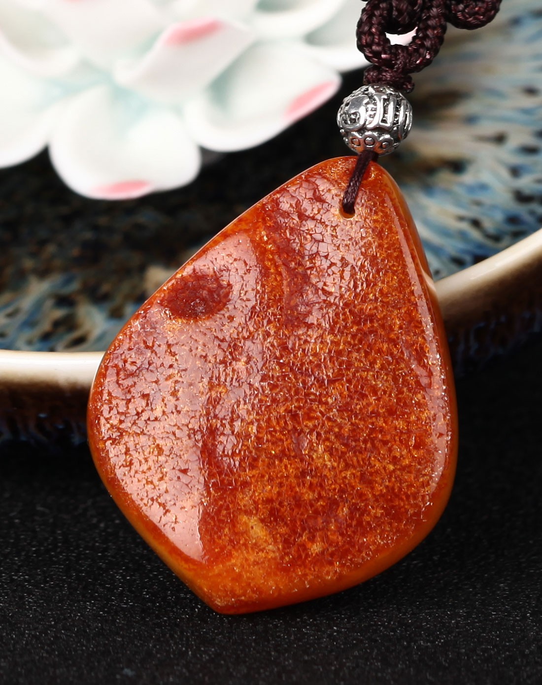 带皮老蜜蜡吊坠