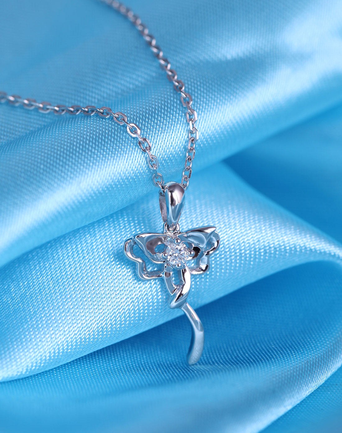 时尚灵动-蝴蝶之舞-18k金钻石吊坠
