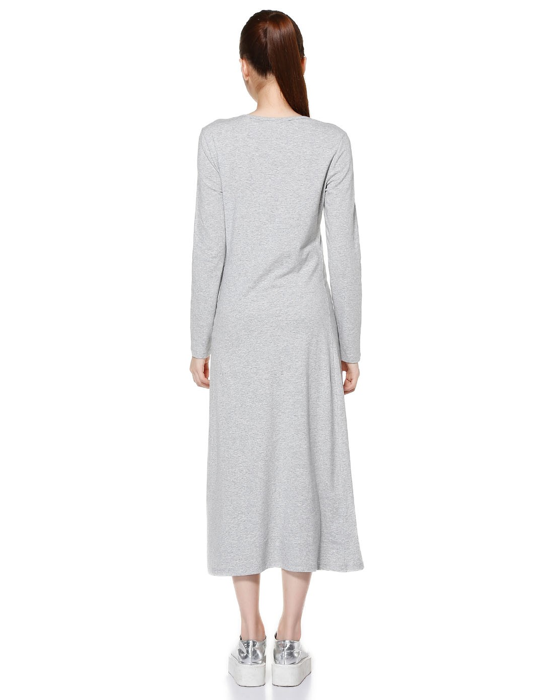 浅灰色圆领休闲长袖针织连衣裙