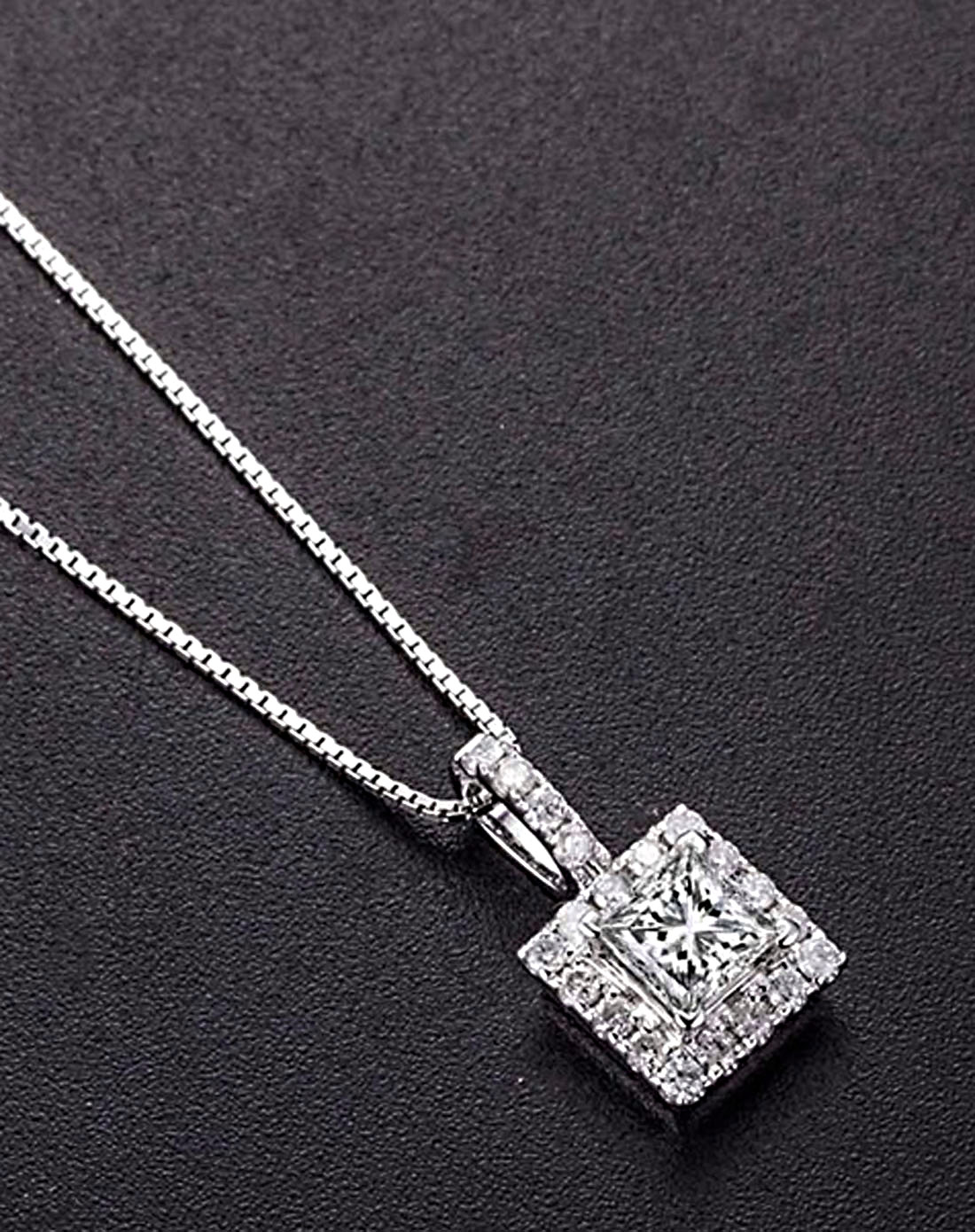 50分h色vs净度18k金公主方钻石吊坠