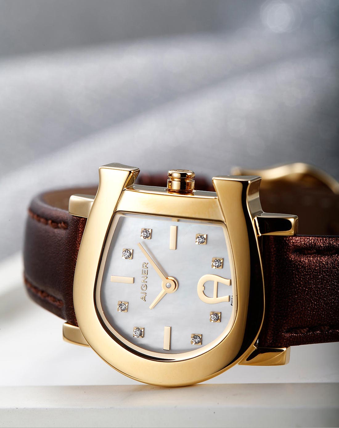 aigner 瑞士原装 镶钻贝母表盘牛皮石英女表