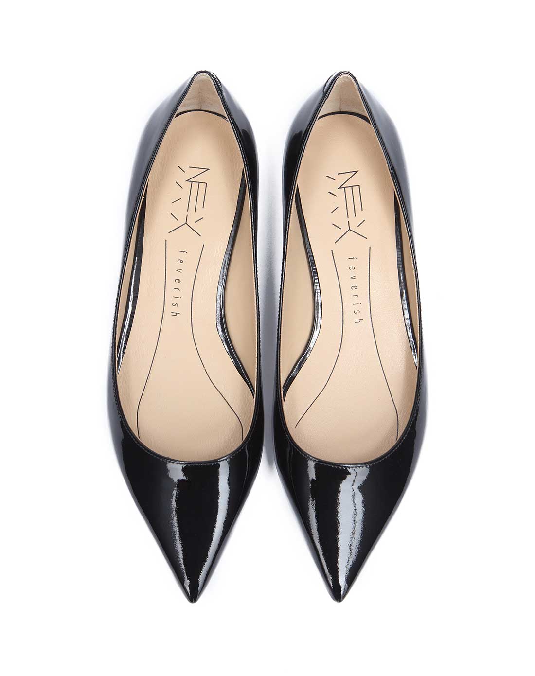 黑漆皮尖头平底鞋