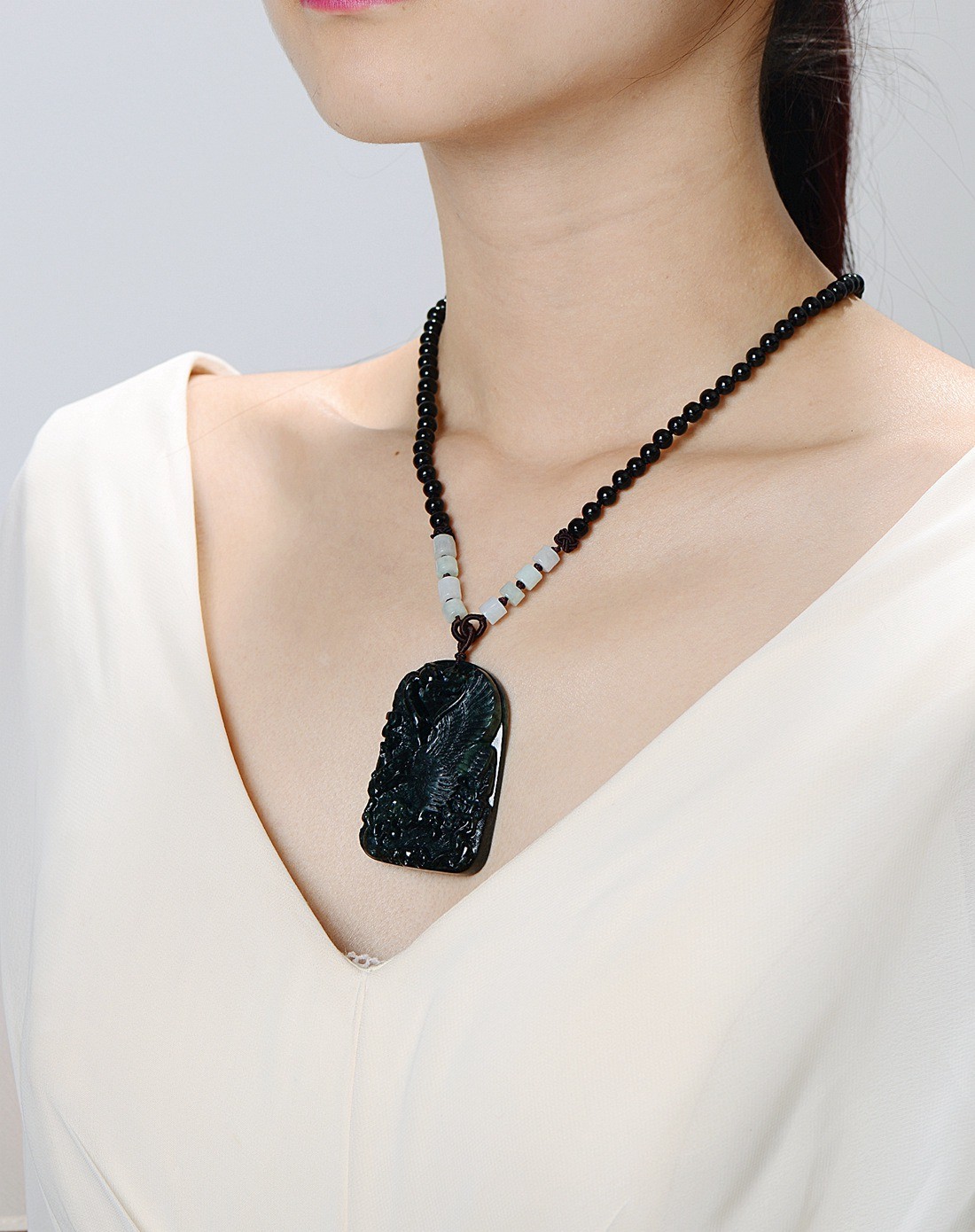 a货翡翠乌鸡种墨翠精雕抓住机遇吊坠