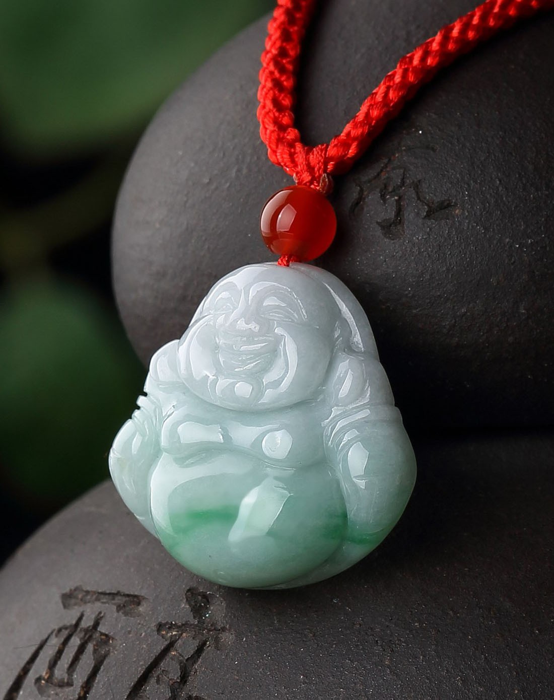 精雕细腻豆种俏色飘阳绿厚装小佛公天然a货翡翠吊坠(附权威鉴定证书)