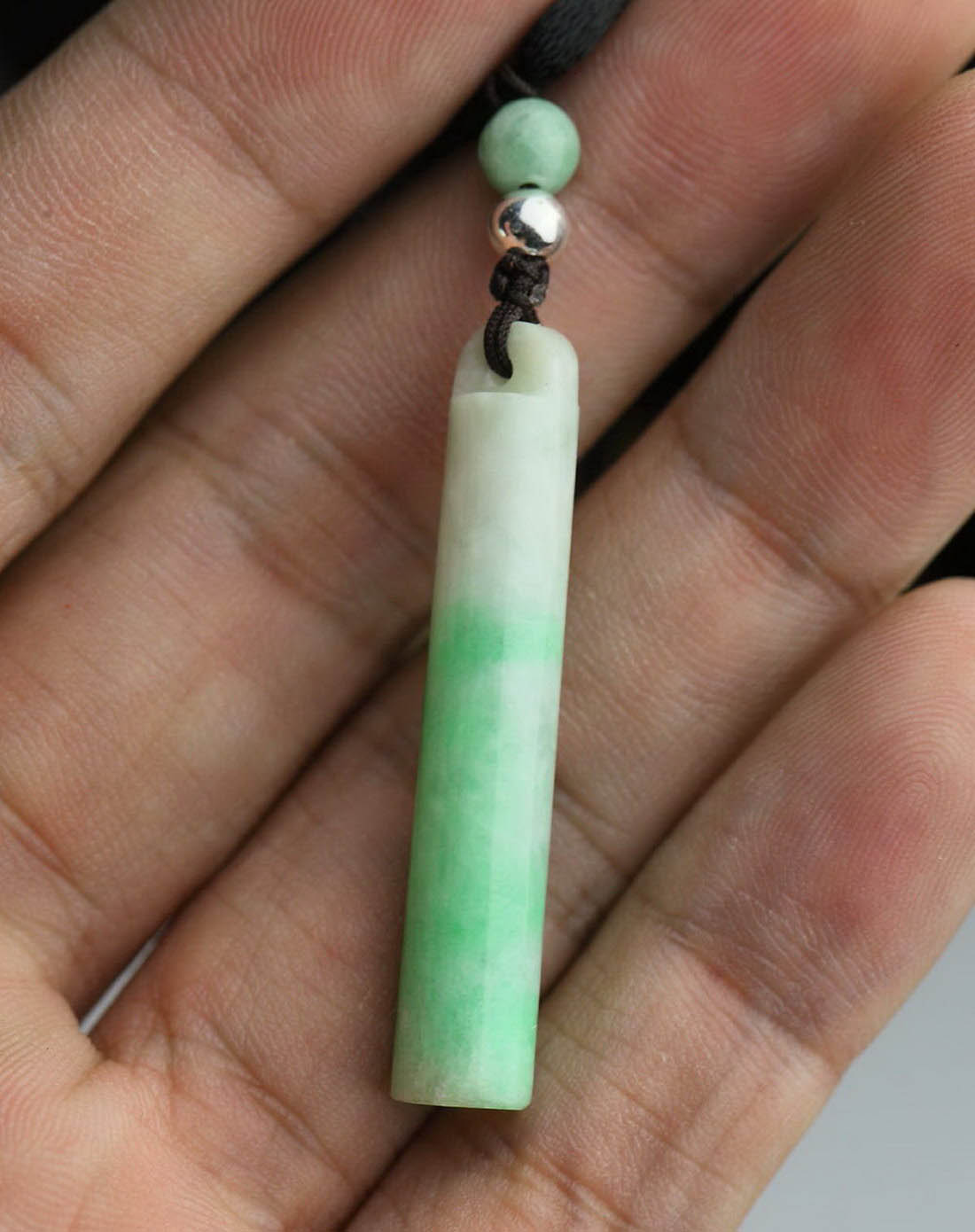 天然a货翡翠飘阳绿平安柱吊坠(含权威证书)