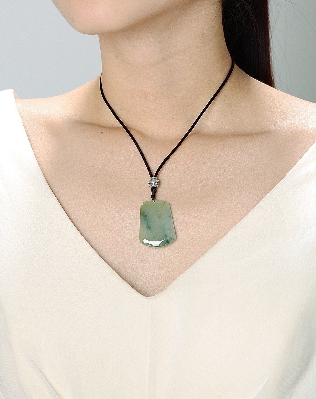 伟德国际丽江市古城区人民法院关于A306天然翡翠(A货)观音吊坠（第二次拍卖）的公告