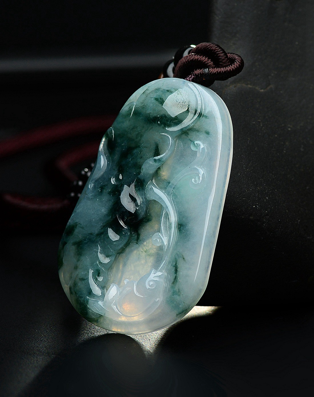 a货翡翠冰种飘蓝花精工巧雕年年有余吊坠