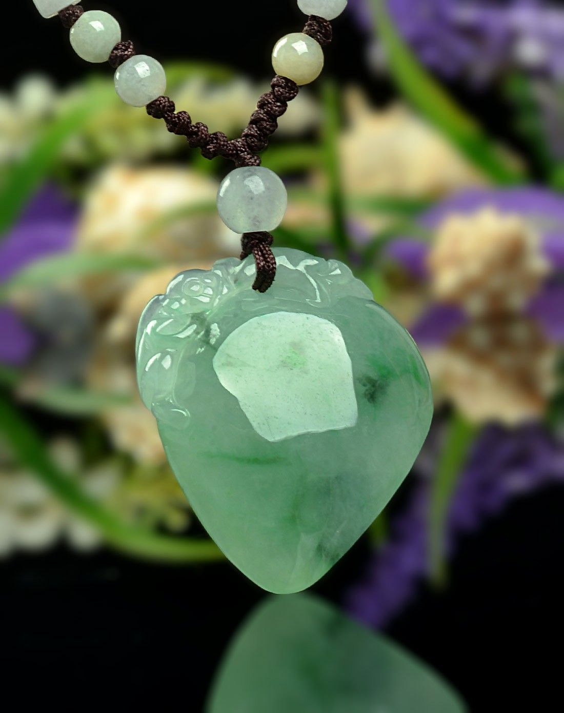 天然巧雕精致细腻浅绿飘翠福寿双全翡翠吊坠(国家权威鉴定)