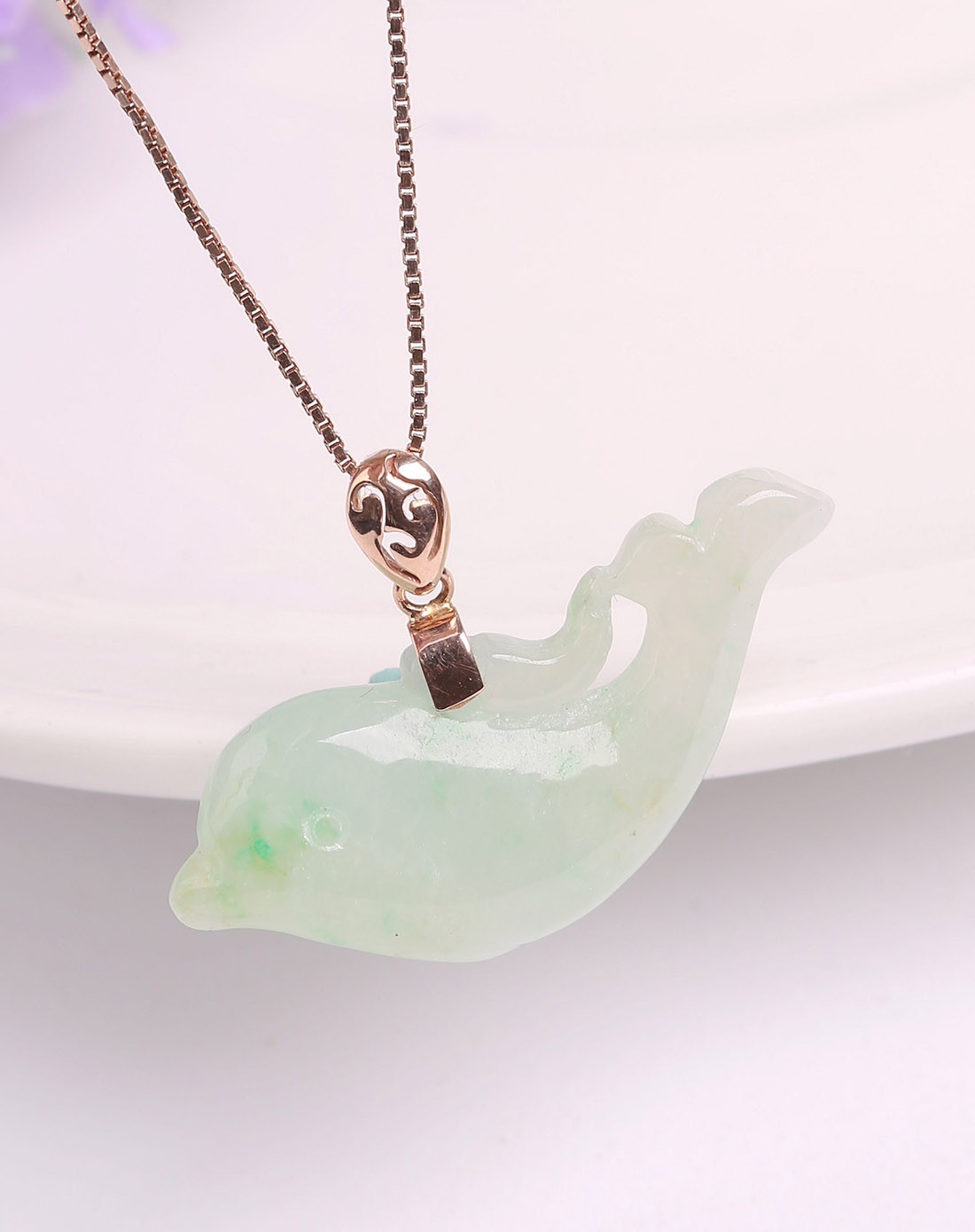 18k金镶冰种水润小海豚a货翡翠吊坠(附权威证书)