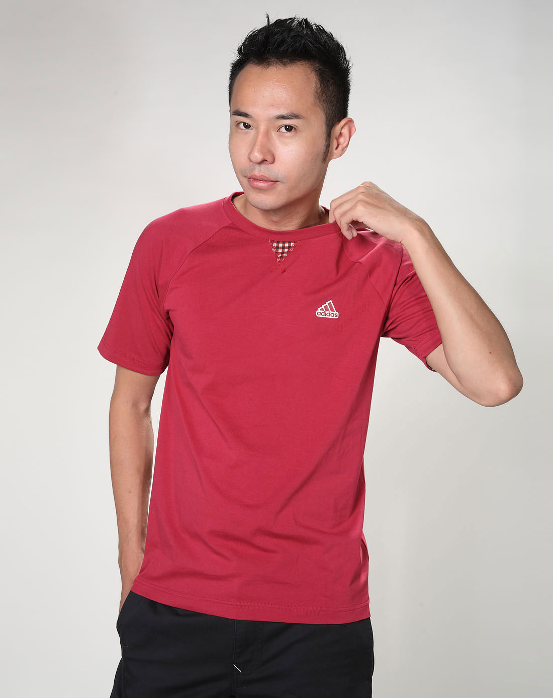 男子深红色短袖t恤