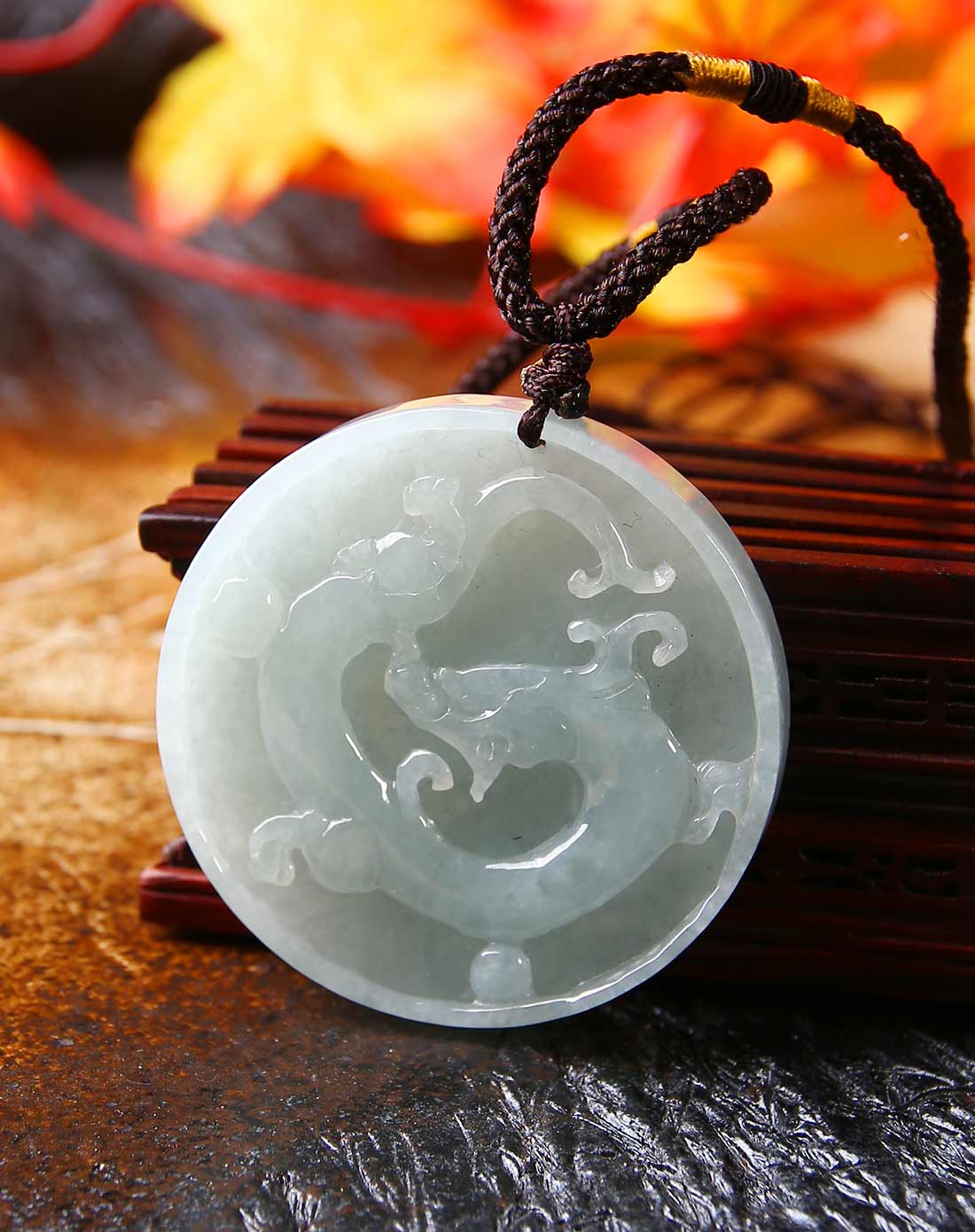 天然翡翠a货冰种绿底飞龙在天玉牌(国家权威认证)