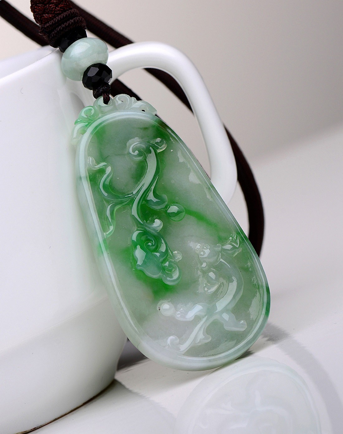 a货翡翠冰糯种俏雕青翠招财纳福吊坠