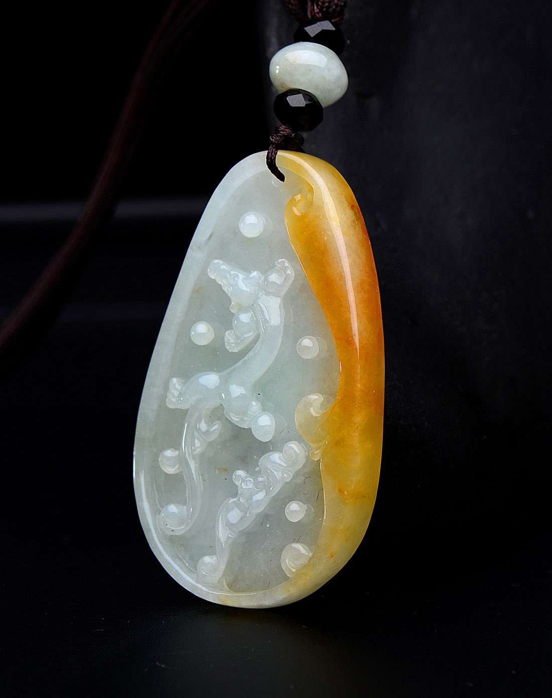 a货翡翠冰种飘黄翡盈润厚庄府上有龙吊坠