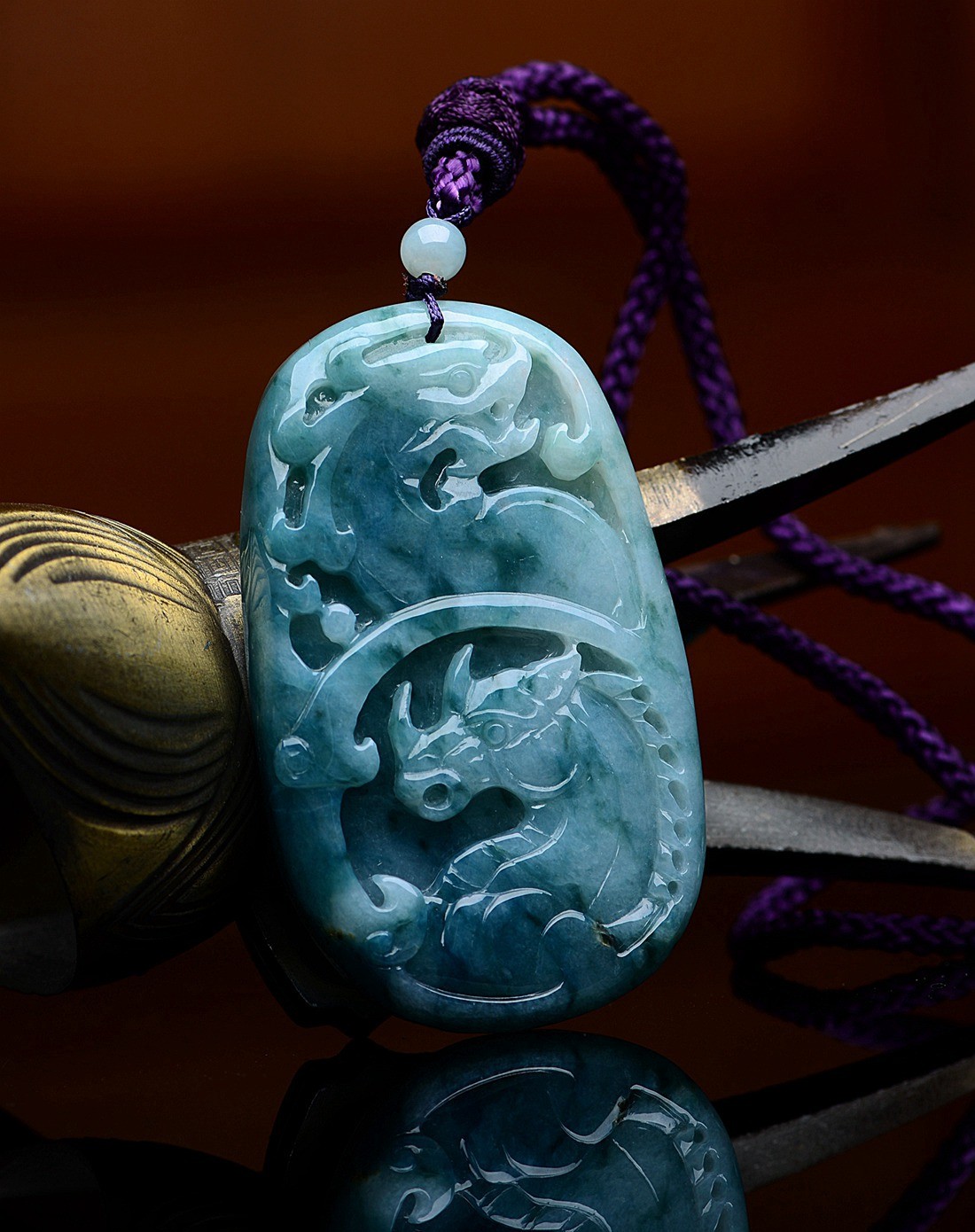 a货翡翠糯种飘花翠色龙马精神吊坠