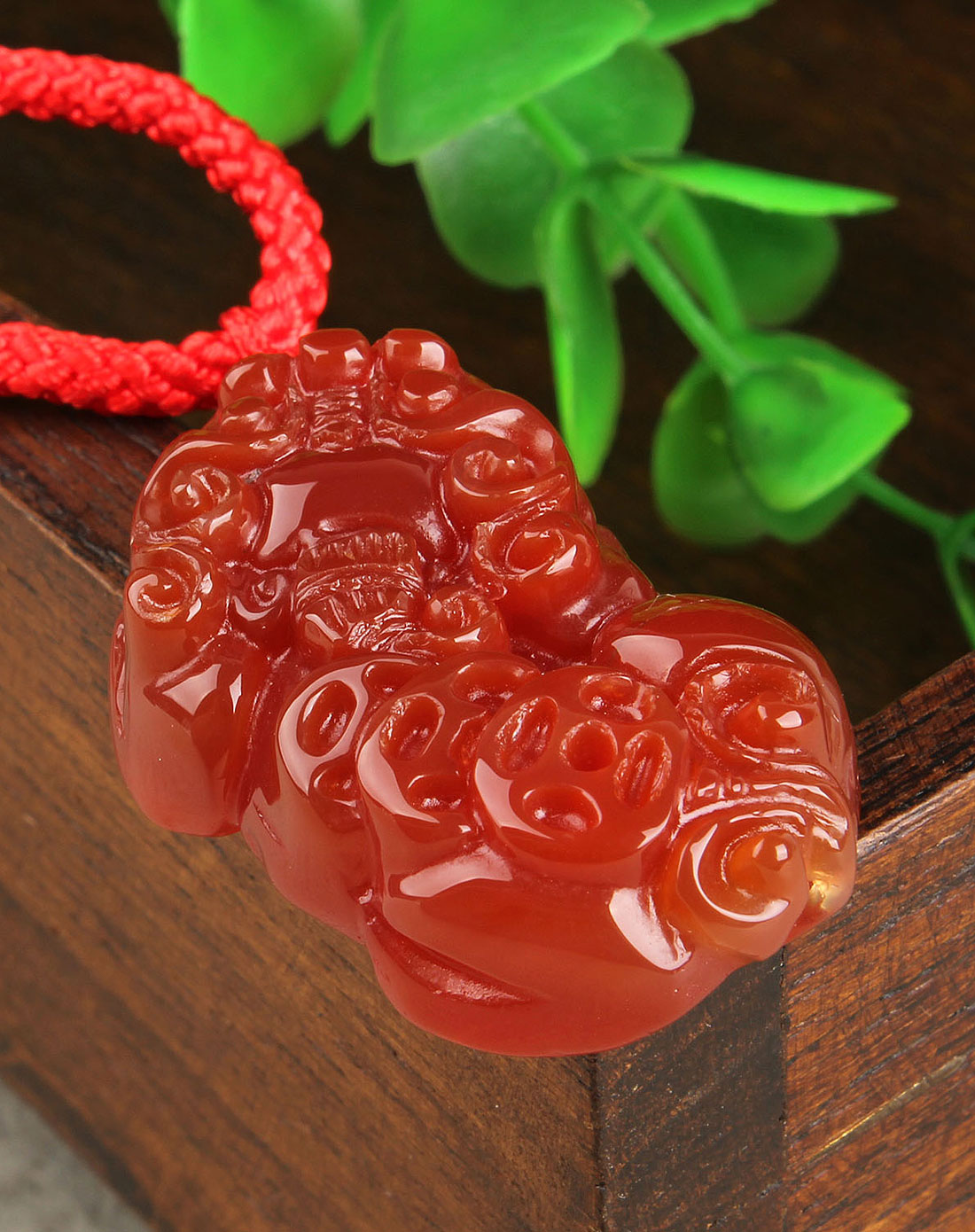 天然红玛瑙带钱貔貅吊坠